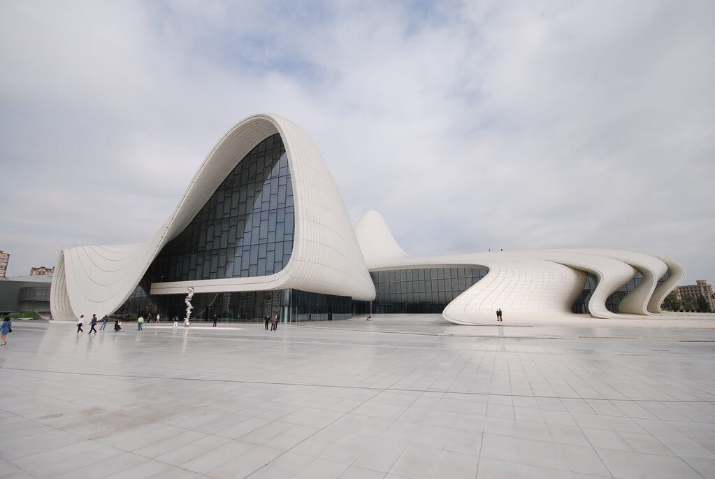 Centro Heydar Aliyev, un llamativo edificio contemporáneo de arquitectura fluida y curva que se erige como símbolo de la innovación cultural