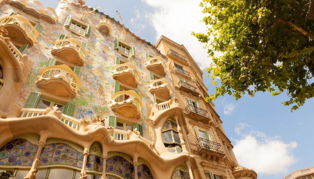 La Pedrera, un vanguardista edificio de apartamentos caracterizado por su singular fachada de piedra y sus artísticos elementos arquitectónicos