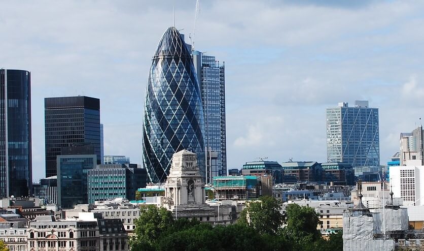The Gherkin, un rascacielos distintivo en el horizonte de Londres conocido por su estructura de cristal elegante y en espiral