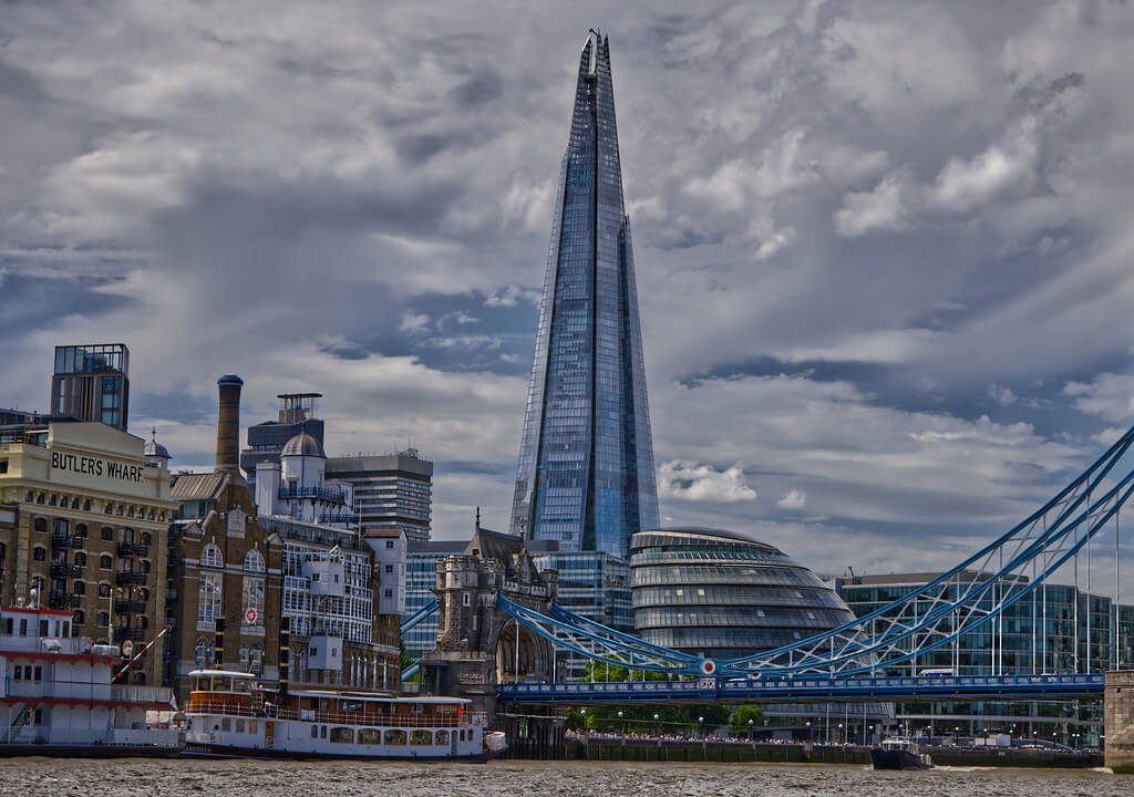 The Shard, un altísimo rascacielos de cristal que ofrece vistas panorámicas de Londres y se erige como símbolo icónico de la arquitectura urbana moderna