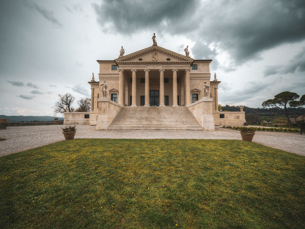 Villa La Rotonda, una villa neoclásica que presenta simetría y grandeza en su diseño, enclavada en un entorno pintoresco